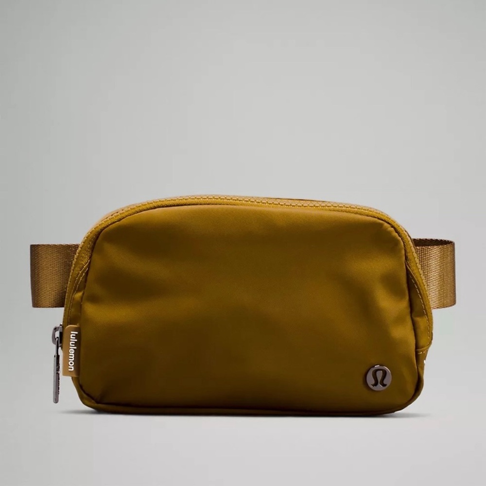 Lululemon Everywhere Belt bag